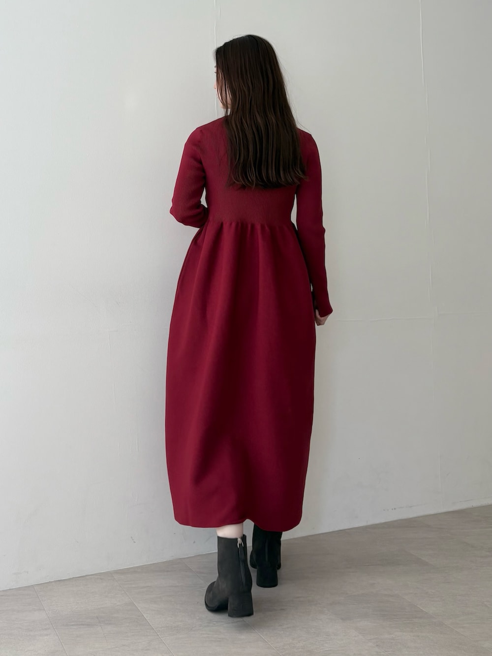 レッド系のワンピースを着用したレディースの夏コーディネートの2枚目の写真