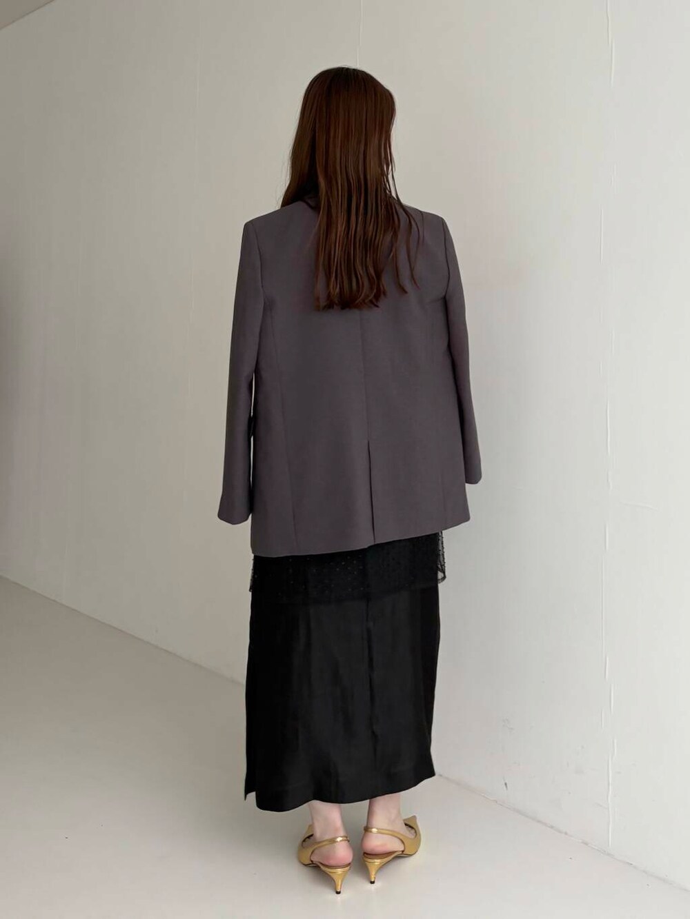 グレー系のその他アウター、ブラック系のワンピースを着用したレディースの夏コーディネートの4枚目の写真