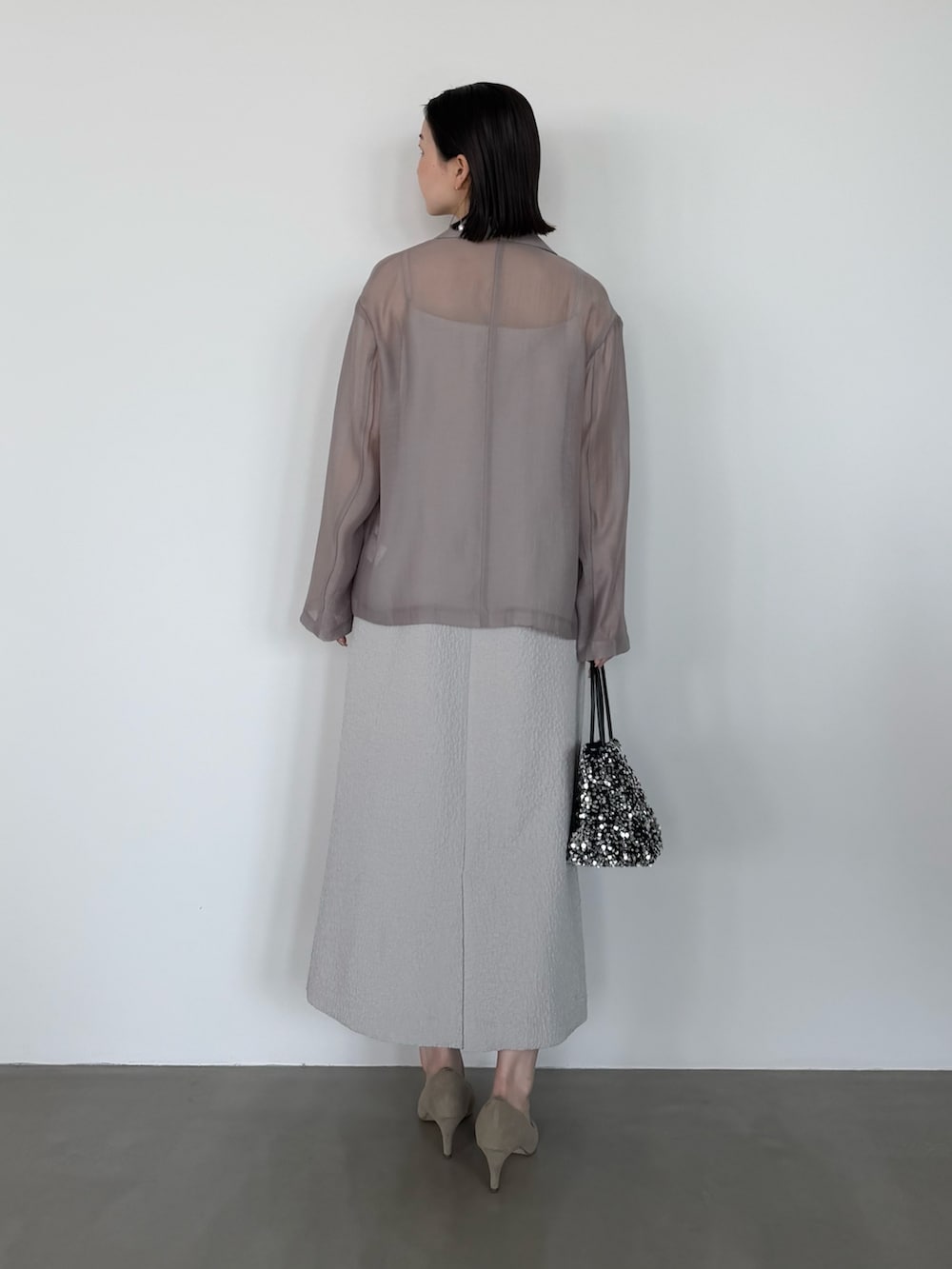 グレー系のワンピースを着用したレディースの冬コーディネートの3枚目の写真