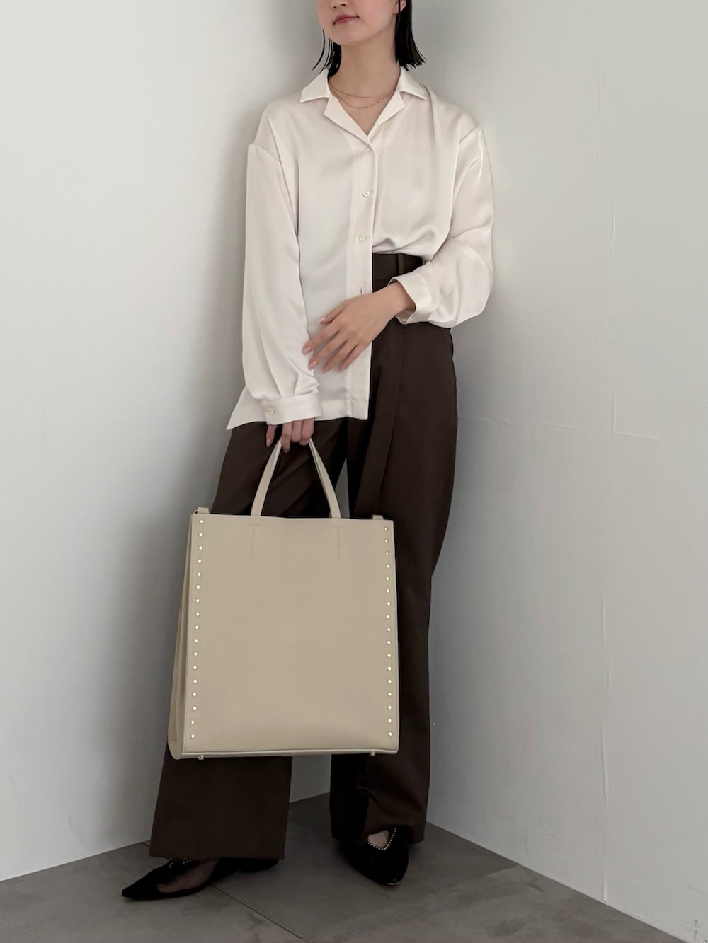 ホワイト系のシャツ/ブラウス、ブラウン系のその他パンツ、ブラック系のサンダルを着用したレディースの春コーディネートの2枚目の写真