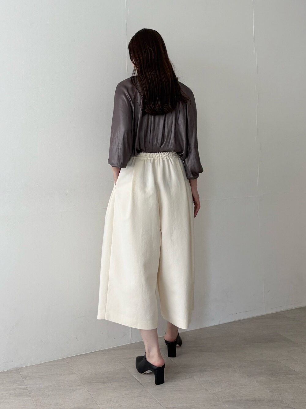 グレー系のシャツ/ブラウス、ホワイト系のその他パンツ、ブラック系のその他シューズを着用したレディースの秋コーディネートの2枚目の写真