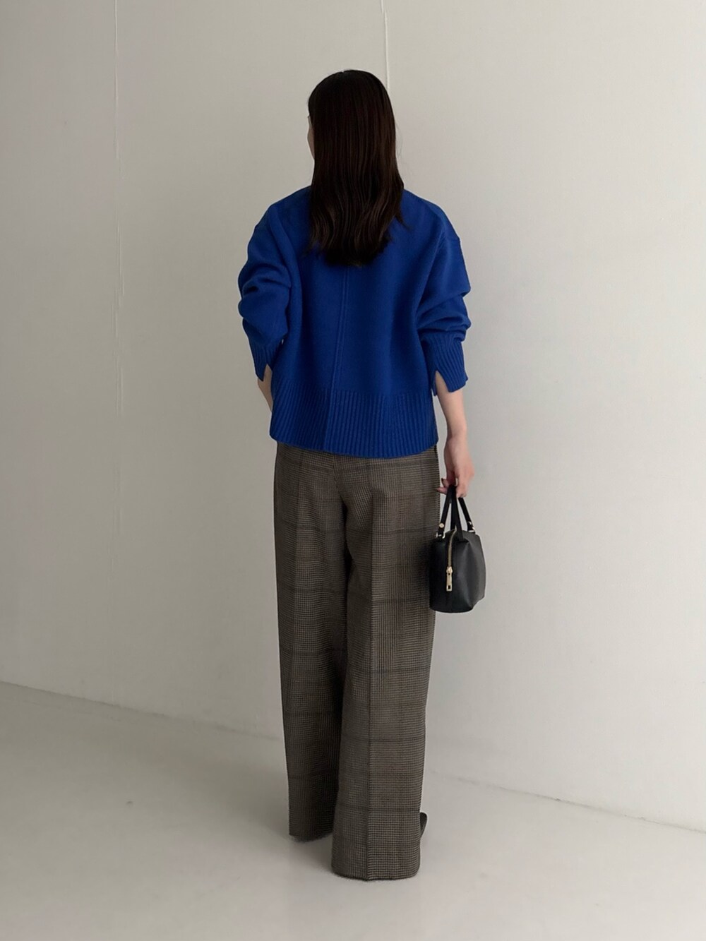 ブルー系のニット/セーター、その他のその他パンツを着用したレディースの秋コーディネートの3枚目の写真