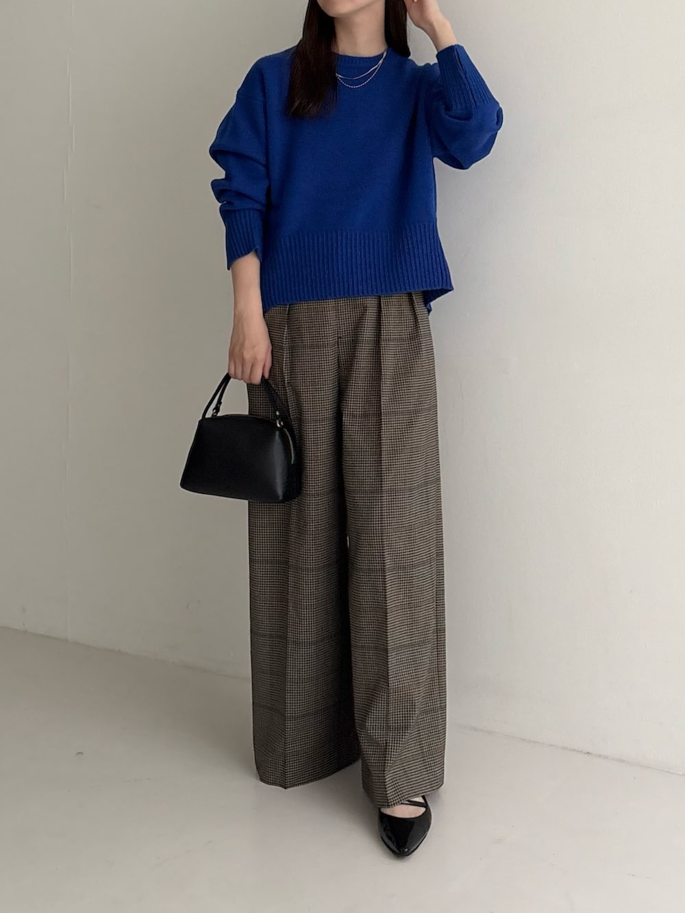 ブルー系のニット/セーター、その他のその他パンツを着用したレディースの秋コーディネートの2枚目の写真