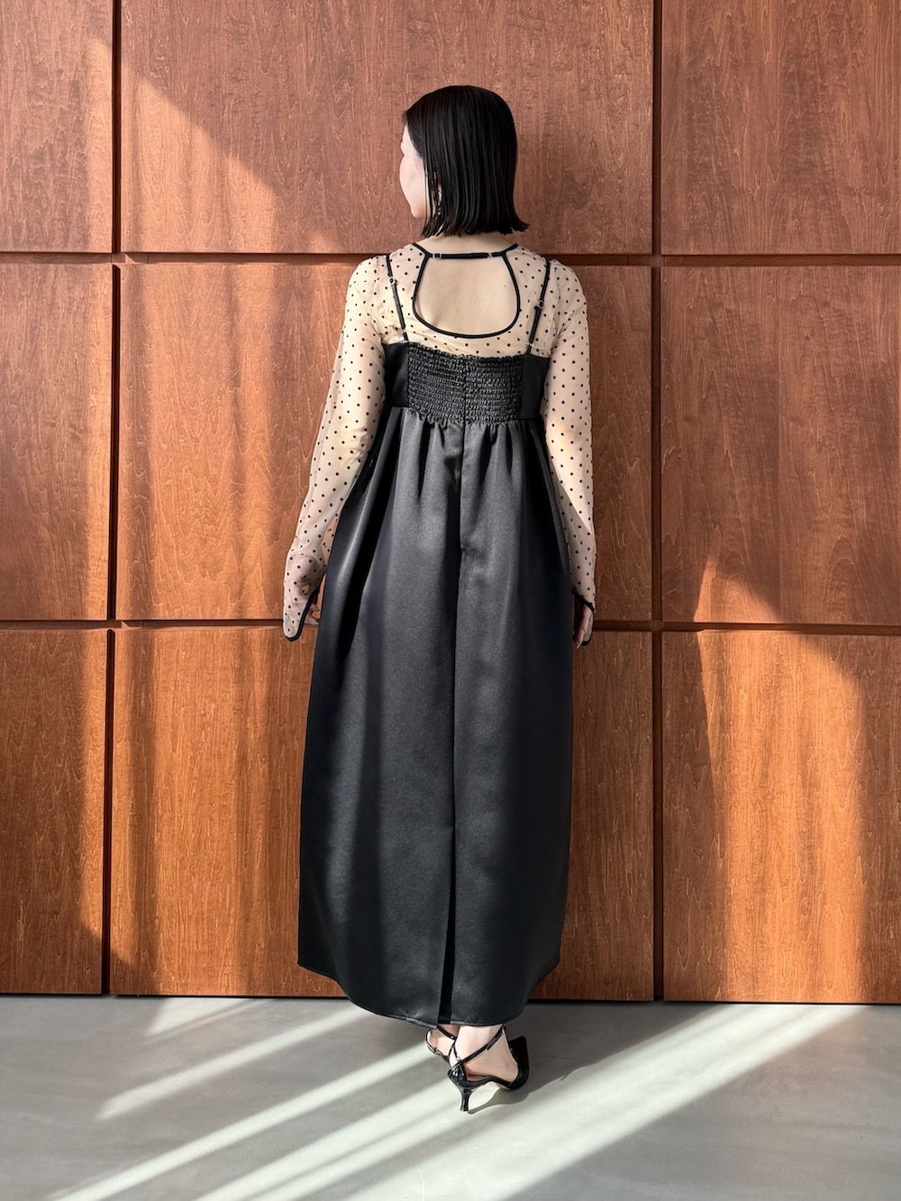 ブラック系のワンピースを着用したレディースの冬コーディネートの4枚目の写真