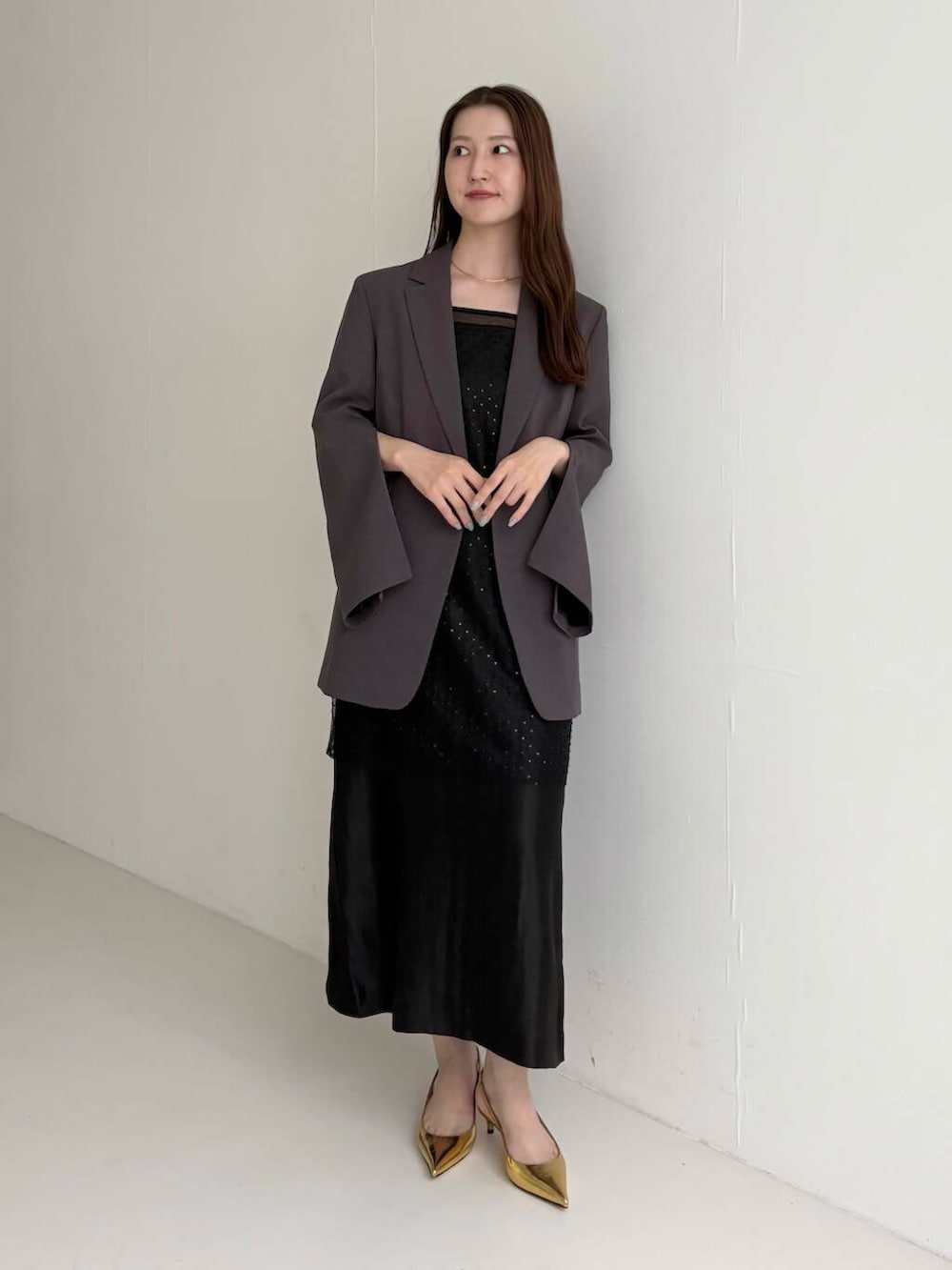 グレー系のその他アウター、ブラック系のワンピースを着用したレディースの夏コーディネートの3枚目の写真