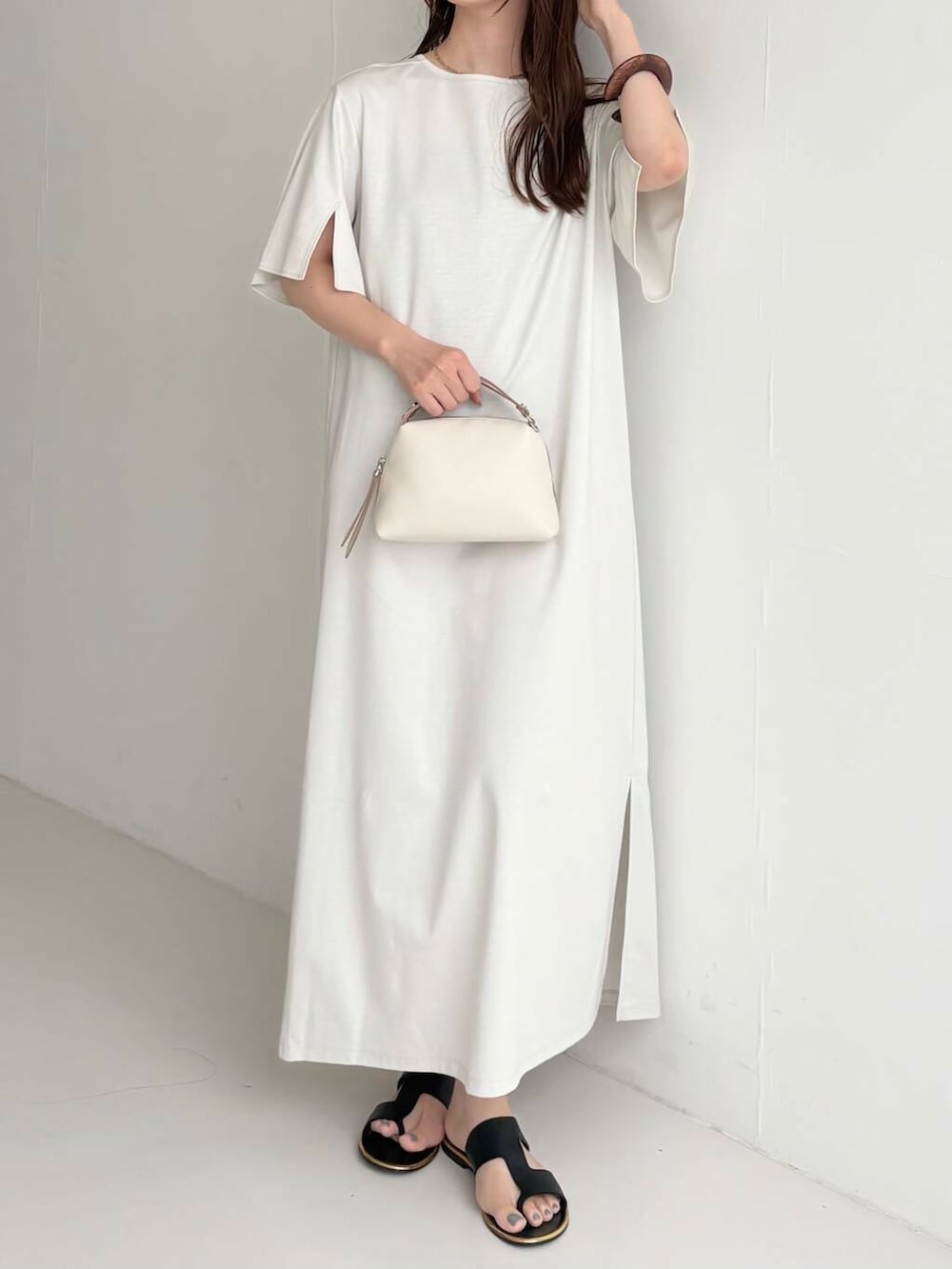 ベージュ系のショルダーバッグ、ベージュ系のワンピース、その他のメガネを着用したレディースの夏コーディネートの2枚目の写真