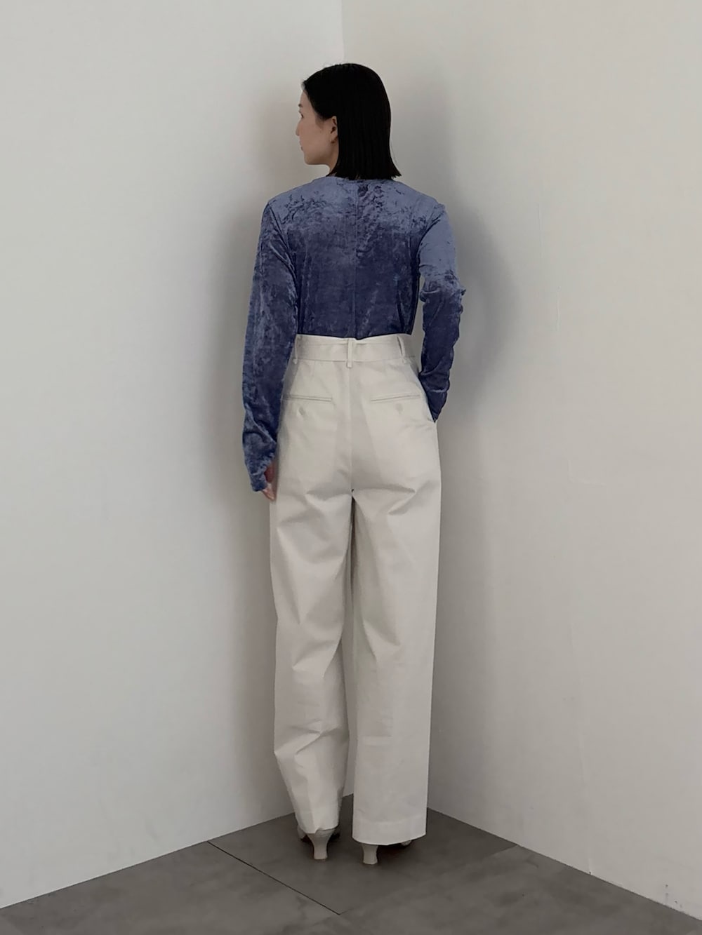 ホワイト系のその他パンツ、ブルー系のその他トップスを着用したレディースの冬コーディネートの3枚目の写真