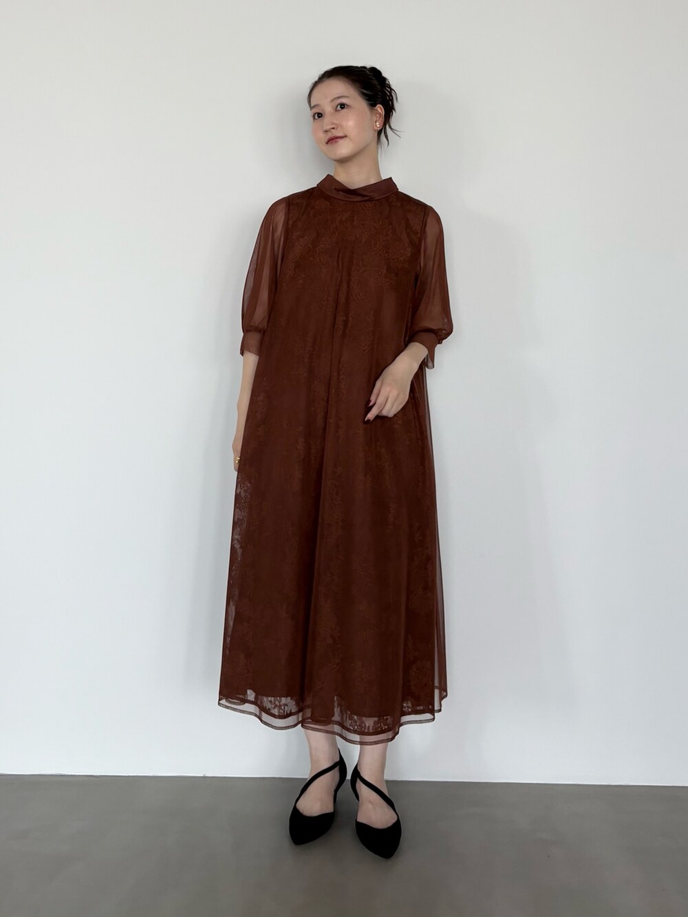 ブラウン系のワンピース、ブラック系のシューズ小物/雑貨を着用したレディースの秋コーディネートの2枚目の写真