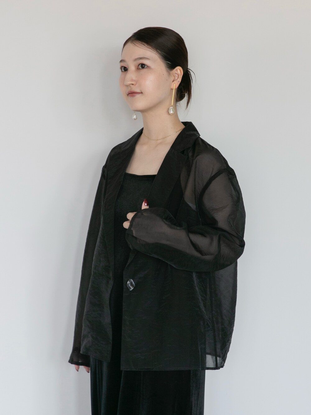 ブラック系のワンピースを着用したレディースの秋コーディネートの4枚目の写真