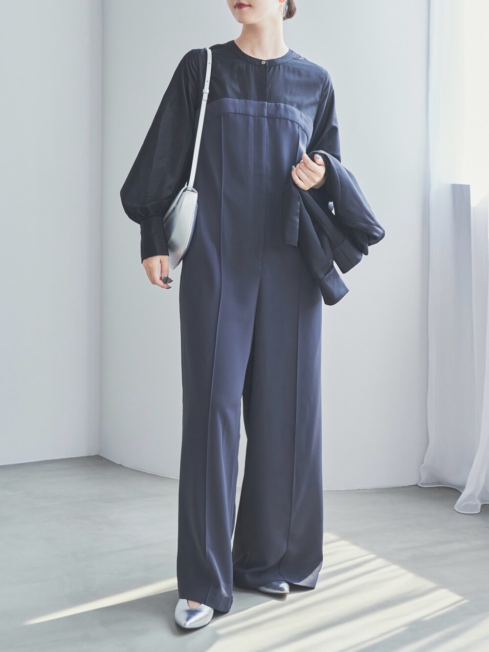 グレー系のその他パンツ、シルバー系のパンプス、シルバー系のショルダーバッグを着用したレディースの秋コーディネートの7枚目の写真