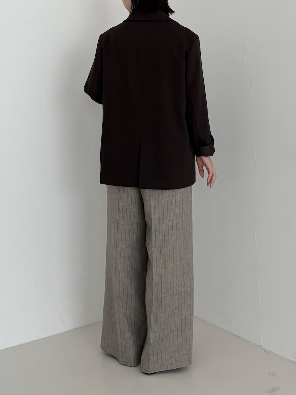 ブラウン系のその他アウター、グレー系のその他パンツを着用したレディースの冬コーディネートの3枚目の写真