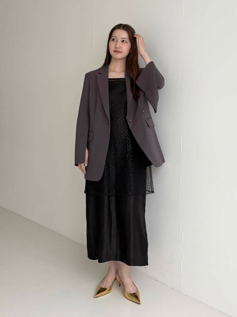 グレー系のその他アウター、ブラック系のワンピースを着用したレディースの夏コーディネートの2枚目の写真