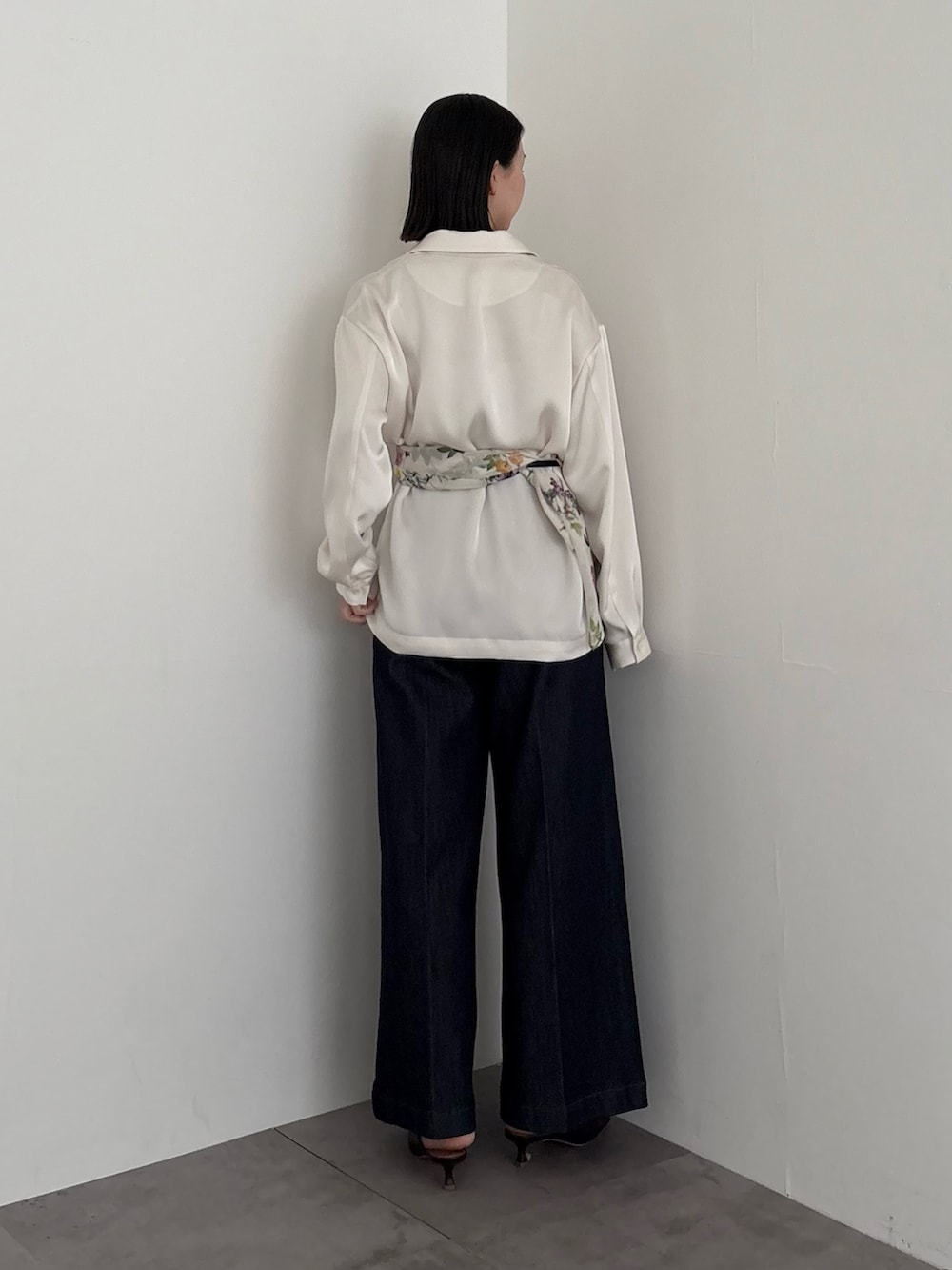 ホワイト系のシャツ/ブラウス、ブルー系のデニムパンツ、レッド系のサンダルを着用したレディースの春コーディネートの3枚目の写真