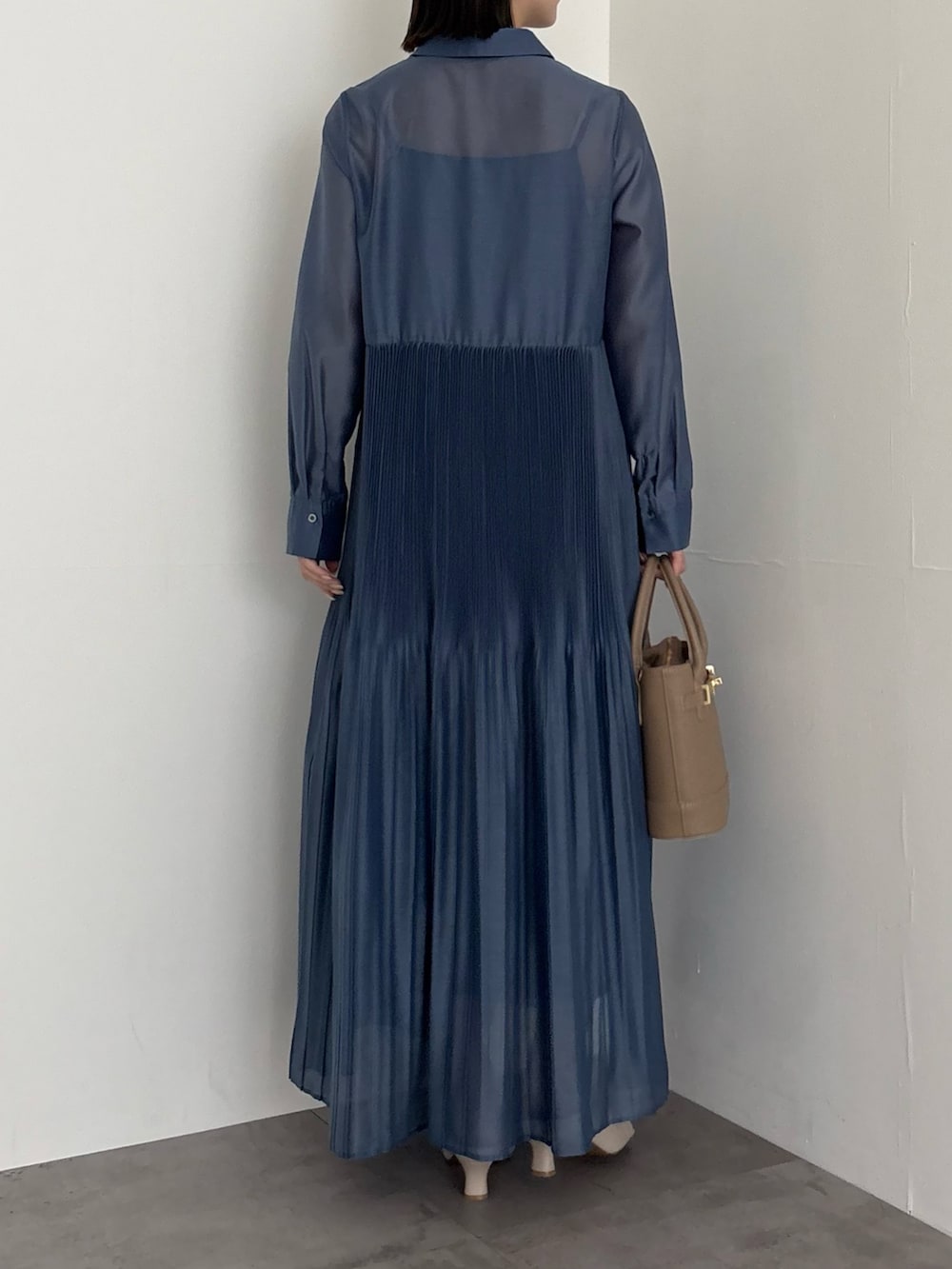 ブルー系のワンピースを着用したレディースの冬コーディネートの2枚目の写真