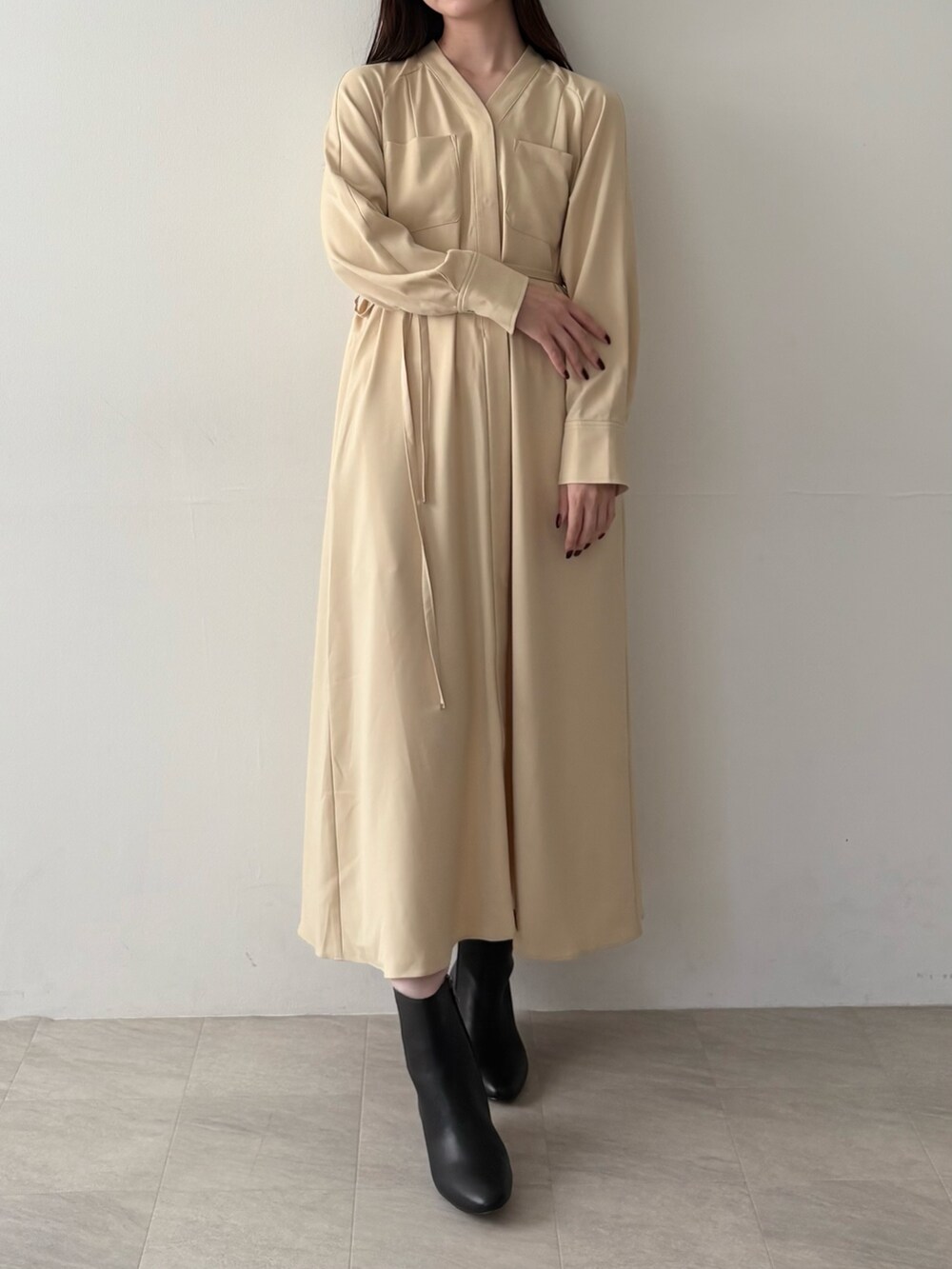 イエロー系のワンピース、ブラック系のブーツを着用したレディースの秋コーディネートの4枚目の写真