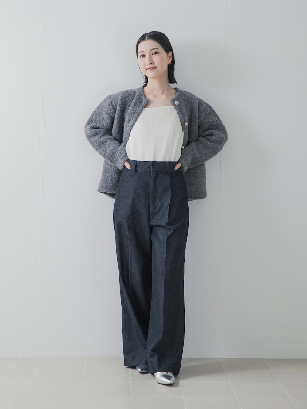 ブルー系のデニムパンツ、シルバー系のパンプス、グレー系のノーカラージャケットを着用したレディースの秋コーディネートの2枚目の写真