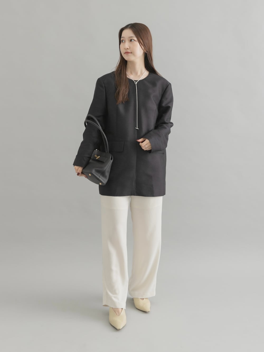 ブラック系のシャツ/ブラウス、ホワイト系のその他パンツ、ベージュ系のその他シューズを着用したレディースの秋コーディネートの3枚目の写真