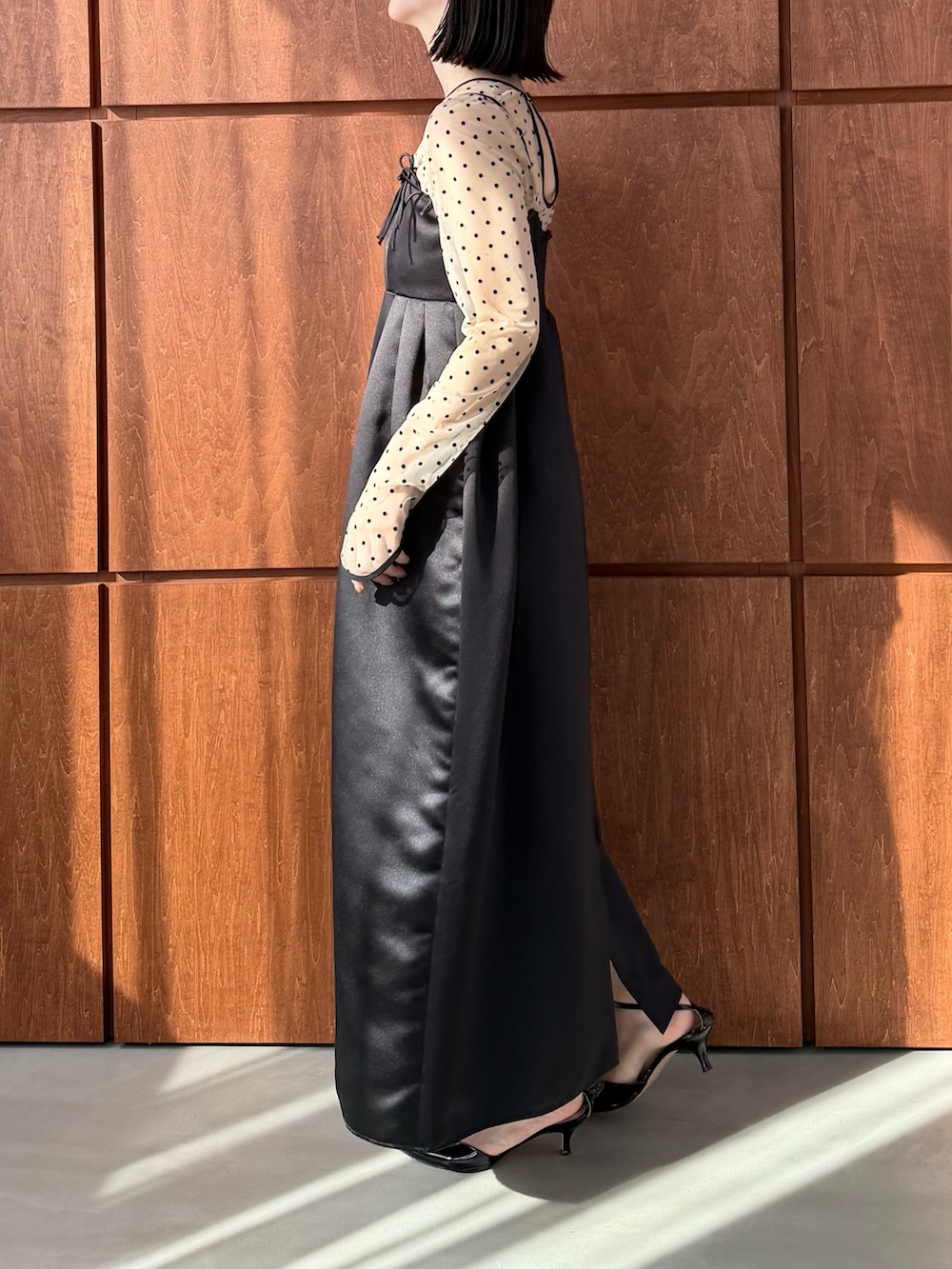 ブラック系のワンピースを着用したレディースの冬コーディネートの3枚目の写真