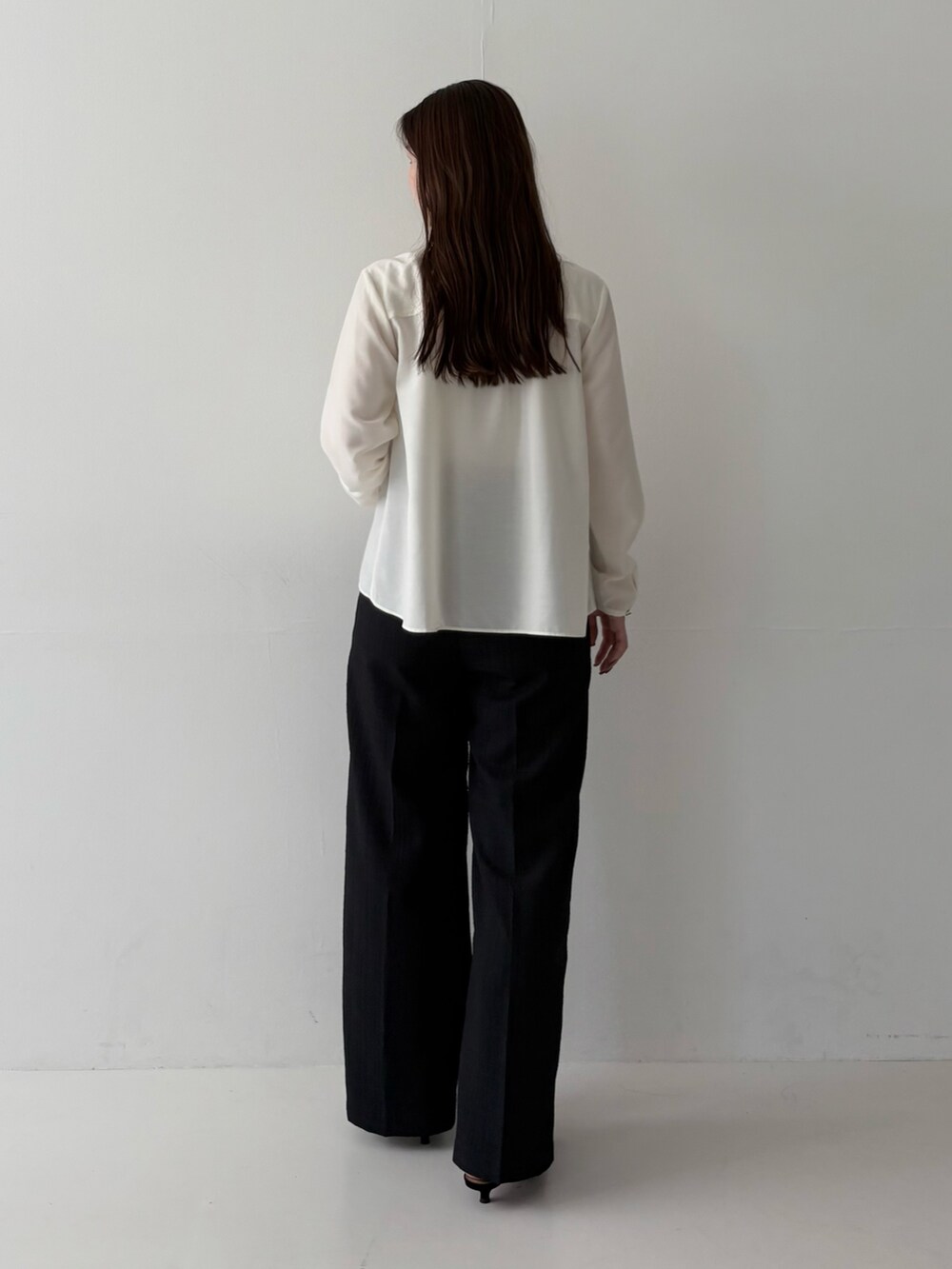 ホワイト系のシャツ/ブラウス、ブラック系のその他パンツを着用したレディースの秋コーディネートの2枚目の写真