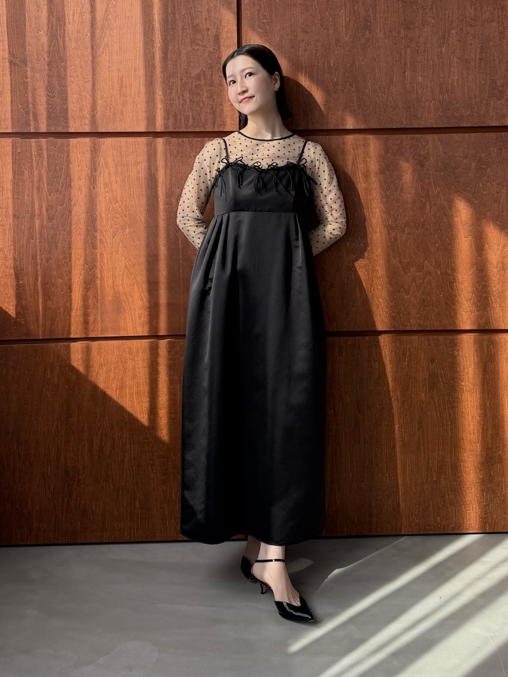 ブラック系のワンピースを着用したレディースの冬コーディネートの2枚目の写真