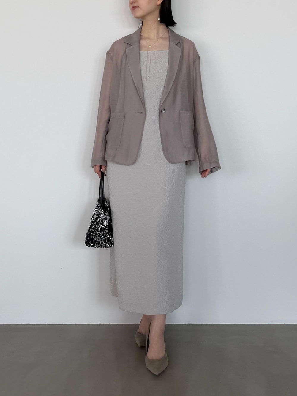 グレー系のワンピースを着用したレディースの冬コーディネートの2枚目の写真