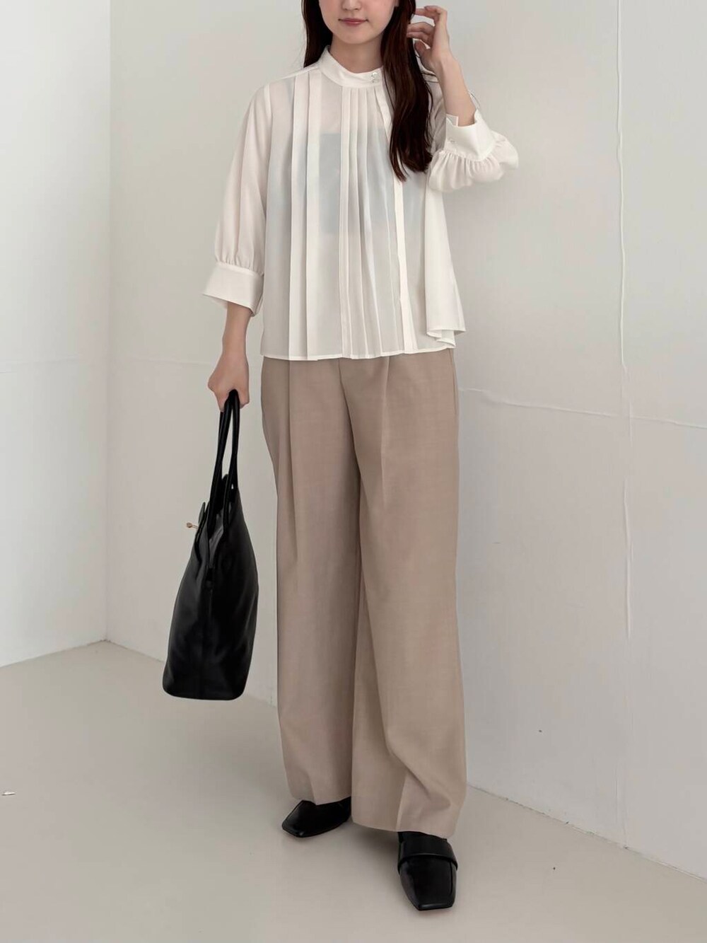 ベージュ系のその他パンツ、ホワイト系のシャツ/ブラウスを着用したレディースの夏コーディネートの3枚目の写真