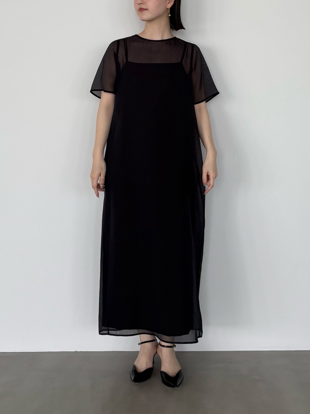 ブラック系のワンピースを着用したレディースの春コーディネートの4枚目の写真