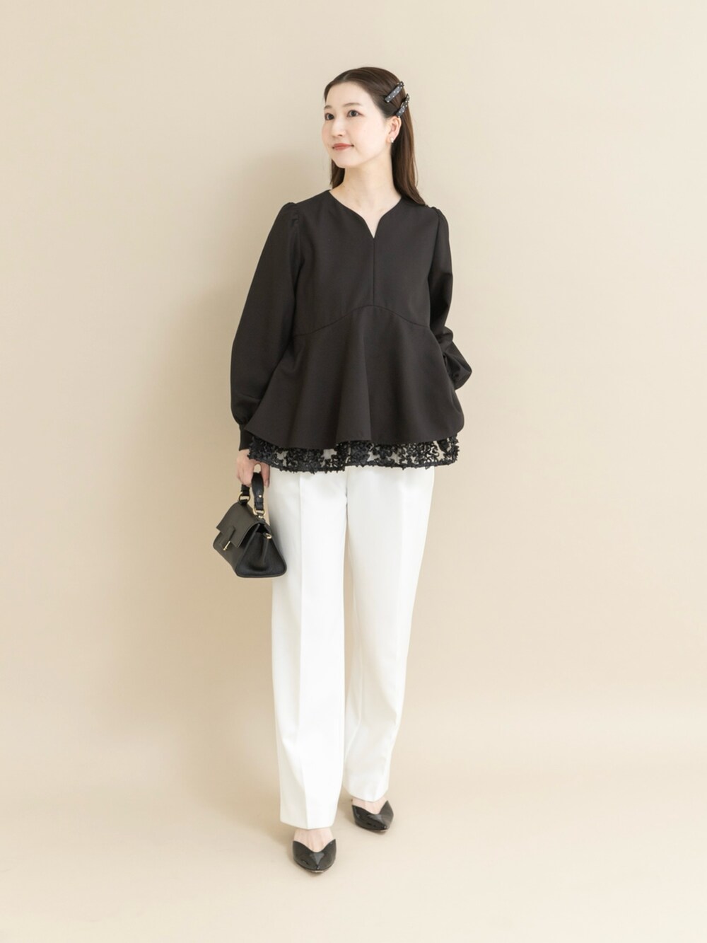 ブラック系のシャツ/ブラウス、ブラック系のバレッタ/ヘアクリップを着用したレディースの冬コーディネートの2枚目の写真