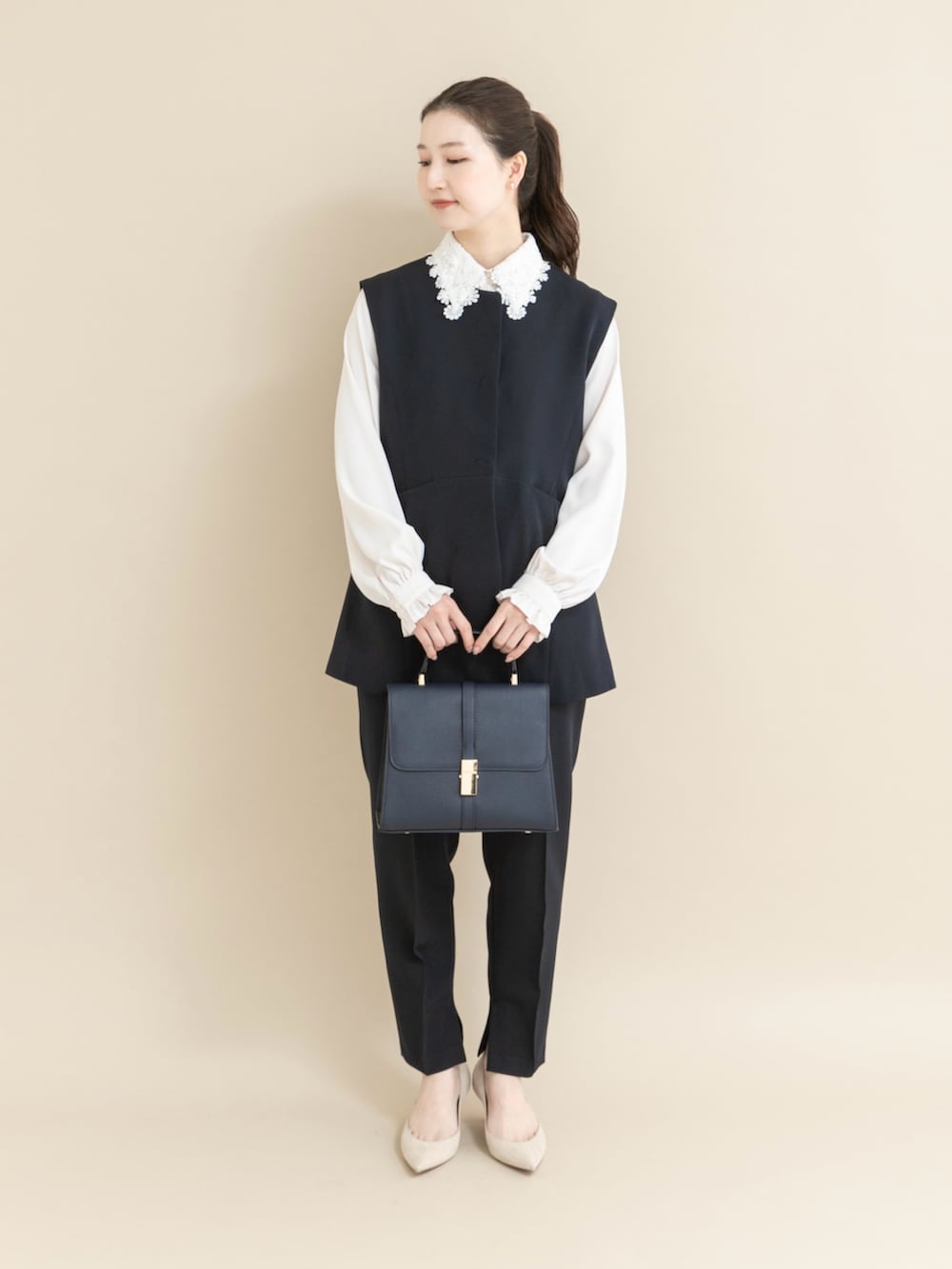 ブルー系のセットアップ、ホワイト系のシャツ/ブラウスを着用したレディースの冬コーディネートの3枚目の写真