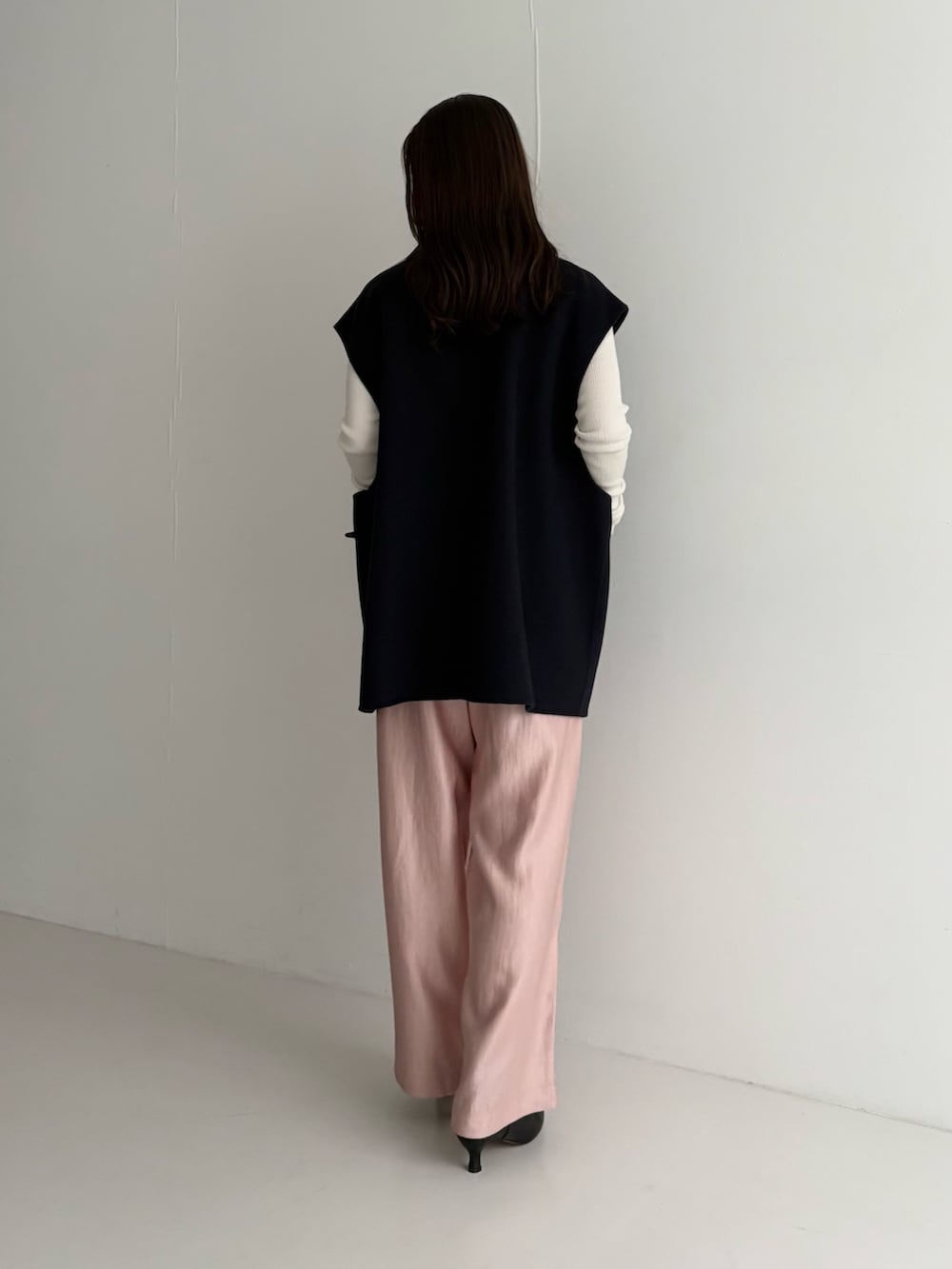 ピンク系のその他パンツ、ブラック系のブーツ、ブルー系のその他アウターを着用したレディースの秋コーディネートの2枚目の写真