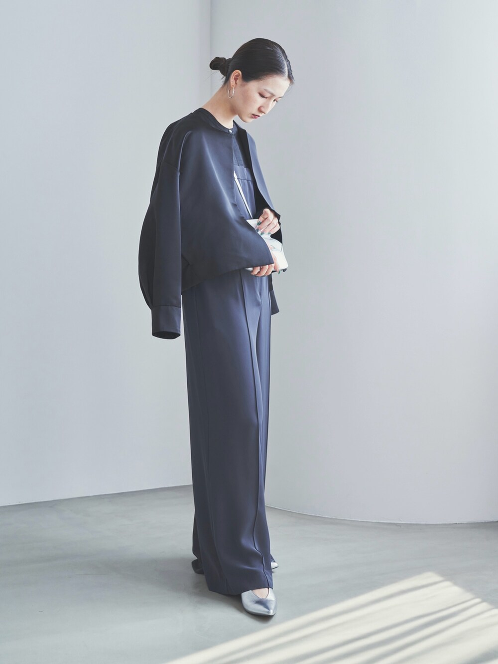 グレー系のその他パンツ、シルバー系のパンプス、シルバー系のショルダーバッグを着用したレディースの秋コーディネートの4枚目の写真