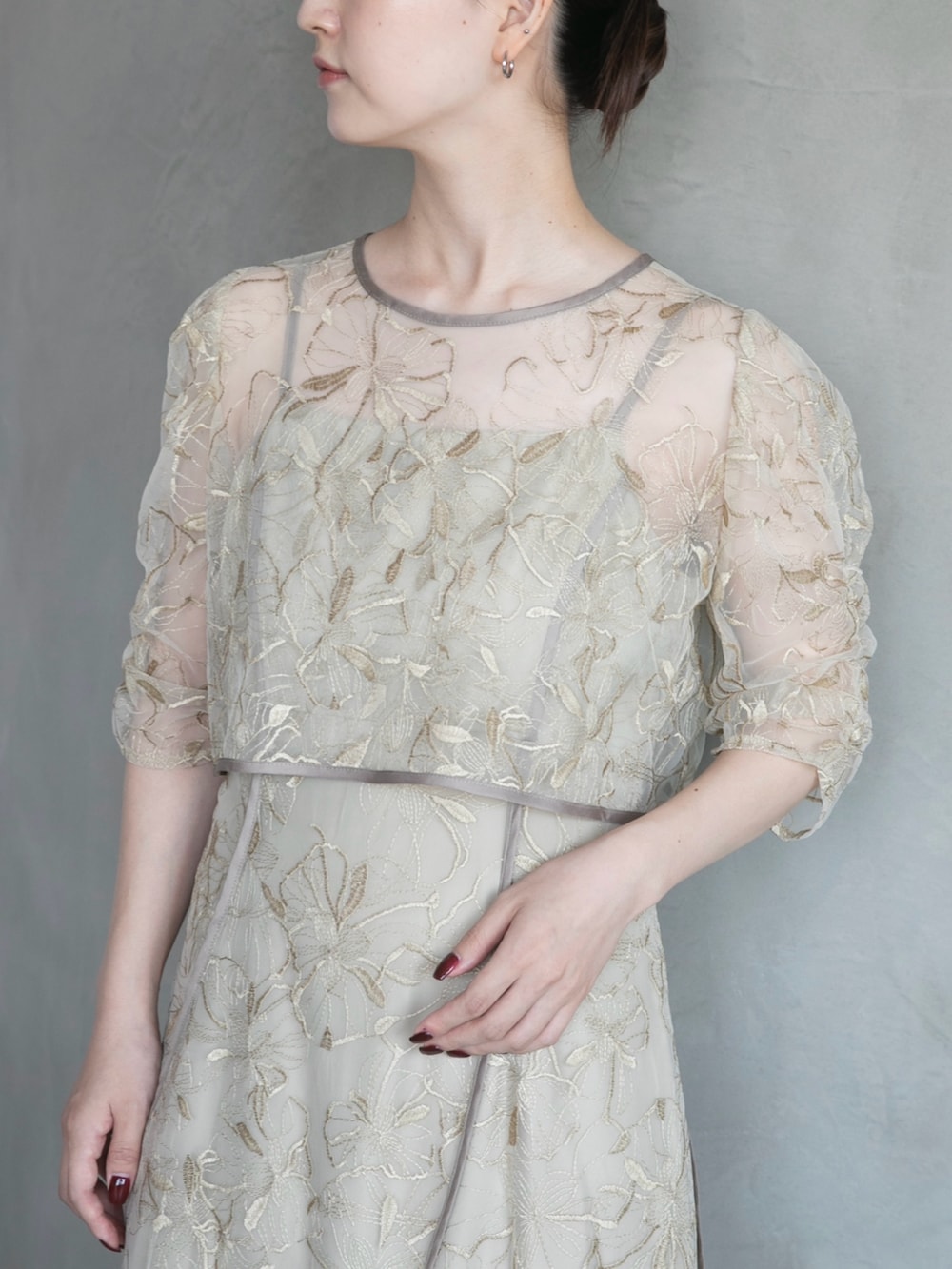 グリーン系のワンピース、ブラック系のシューズ小物/雑貨を着用したレディースの秋コーディネートの2枚目の写真