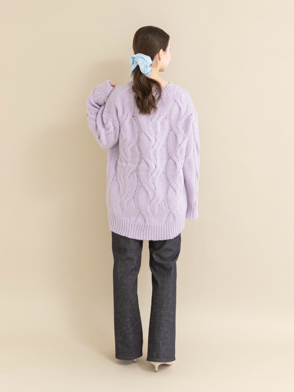 パープル系のニット/セーターを着用したレディースの冬コーディネートの3枚目の写真