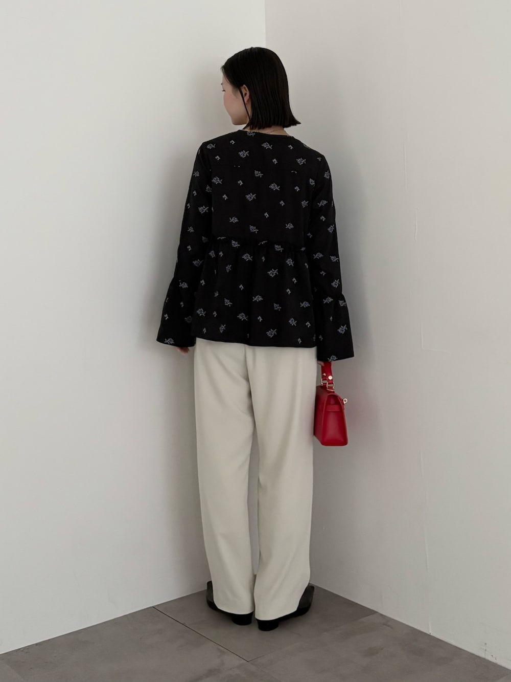 ブラック系のシャツ/ブラウス、ホワイト系のその他パンツを着用したレディースの冬コーディネートの3枚目の写真