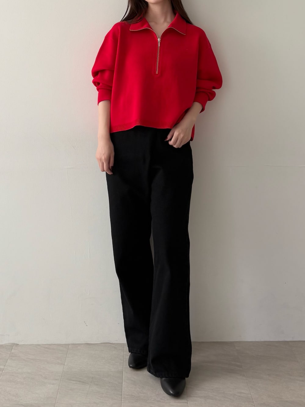 レッド系のニット/セーターを着用したレディースの秋コーディネートの3枚目の写真