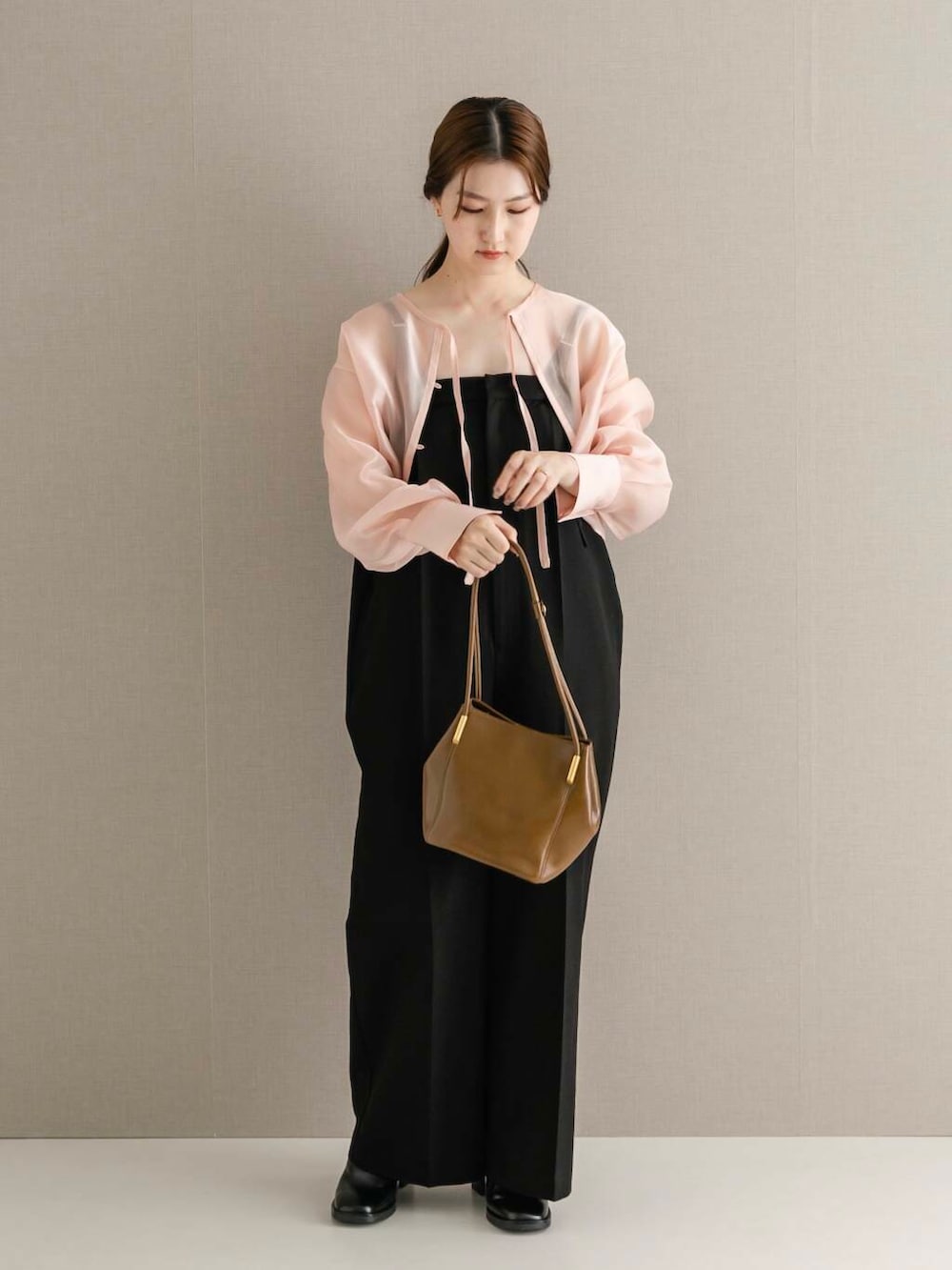 ピンク系のシャツ/ブラウス、ブラック系のサロペット/オーバーオール、ブラウン系のトートバッグを着用したレディースの夏コーディネートの2枚目の写真