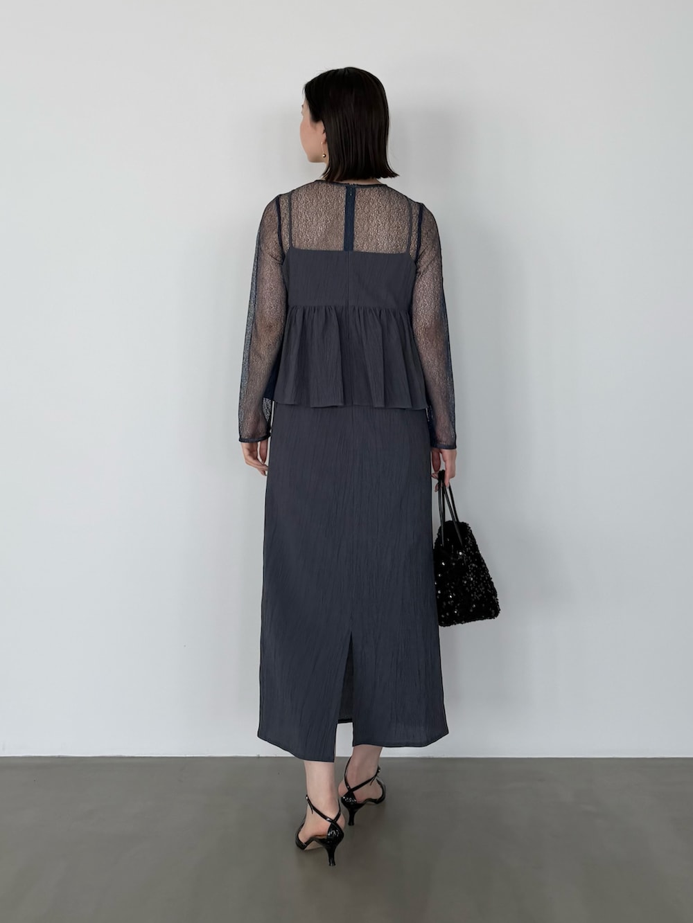 ブルー系のワンピースを着用したレディースの春コーディネートの3枚目の写真