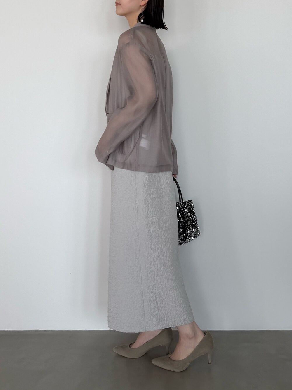 グレー系のワンピースを着用したレディースの冬コーディネートの4枚目の写真