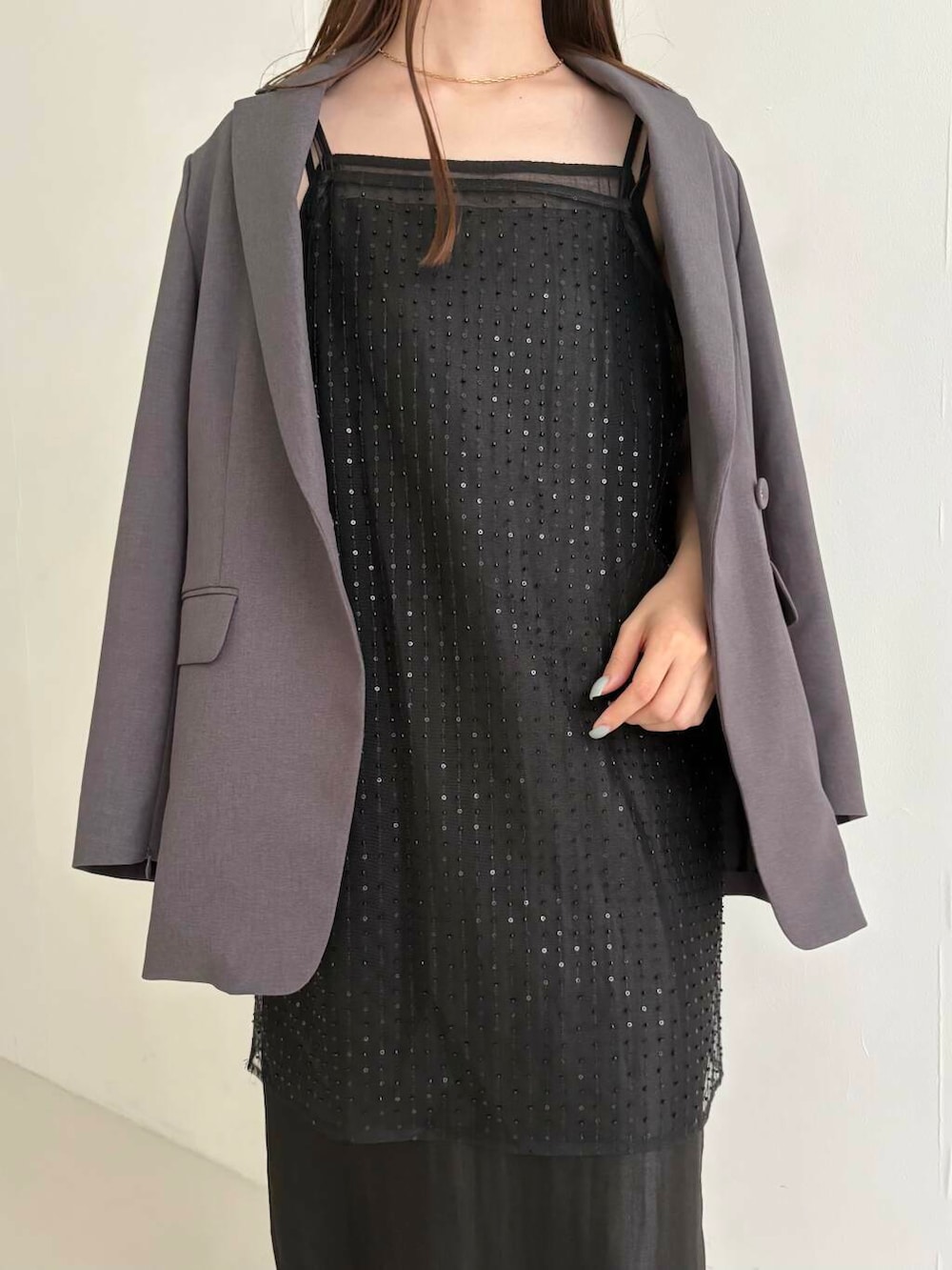 グレー系のその他アウター、ブラック系のワンピースを着用したレディースの夏コーディネートの5枚目の写真