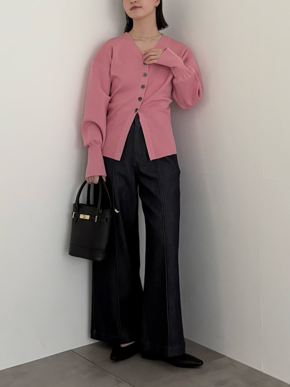 ピンク系のカーディガン/ボレロ、ブルー系のデニムパンツを着用したレディースの冬コーディネートの3枚目の写真