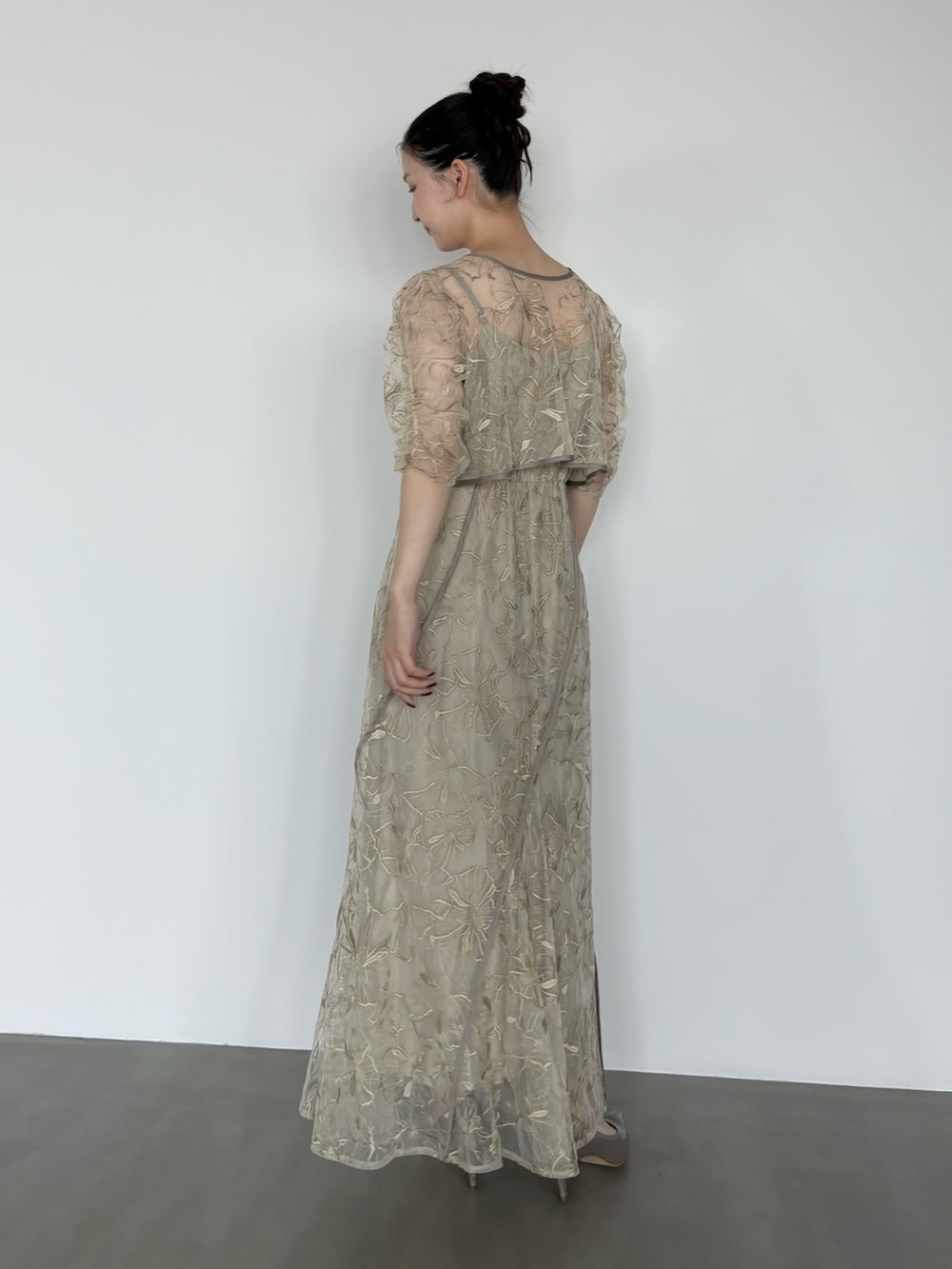 グリーン系のワンピース、グレー系のパンプスを着用したレディースの秋コーディネートの3枚目の写真