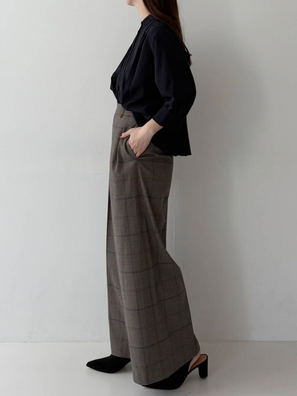 ブルー系のシャツ/ブラウス、ブラウン系のその他パンツを着用したレディースの夏コーディネートの3枚目の写真