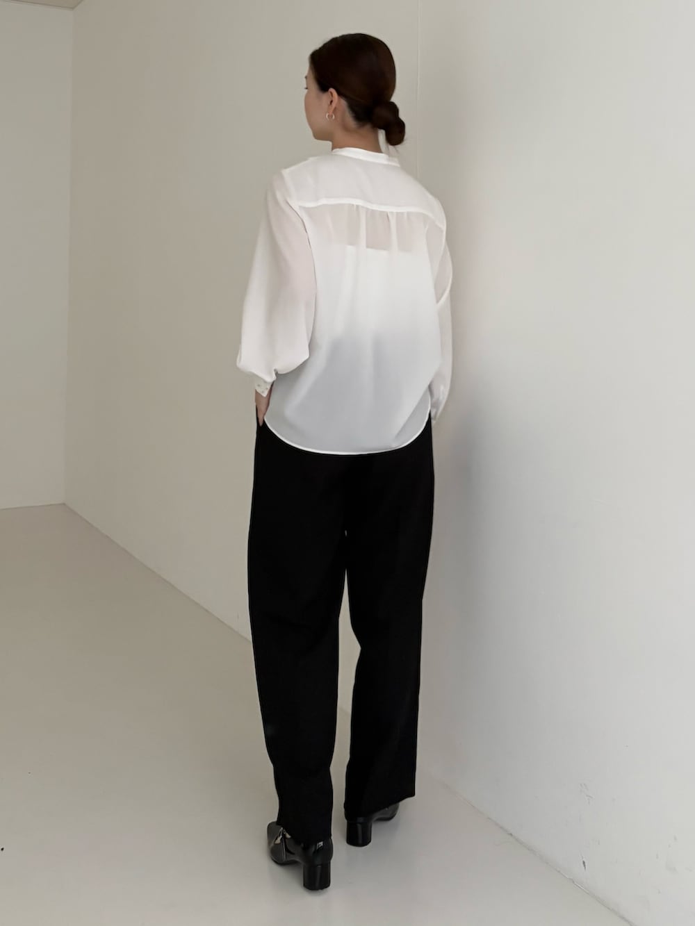 ホワイト系のシャツ/ブラウスを着用したレディースの秋コーディネートの2枚目の写真