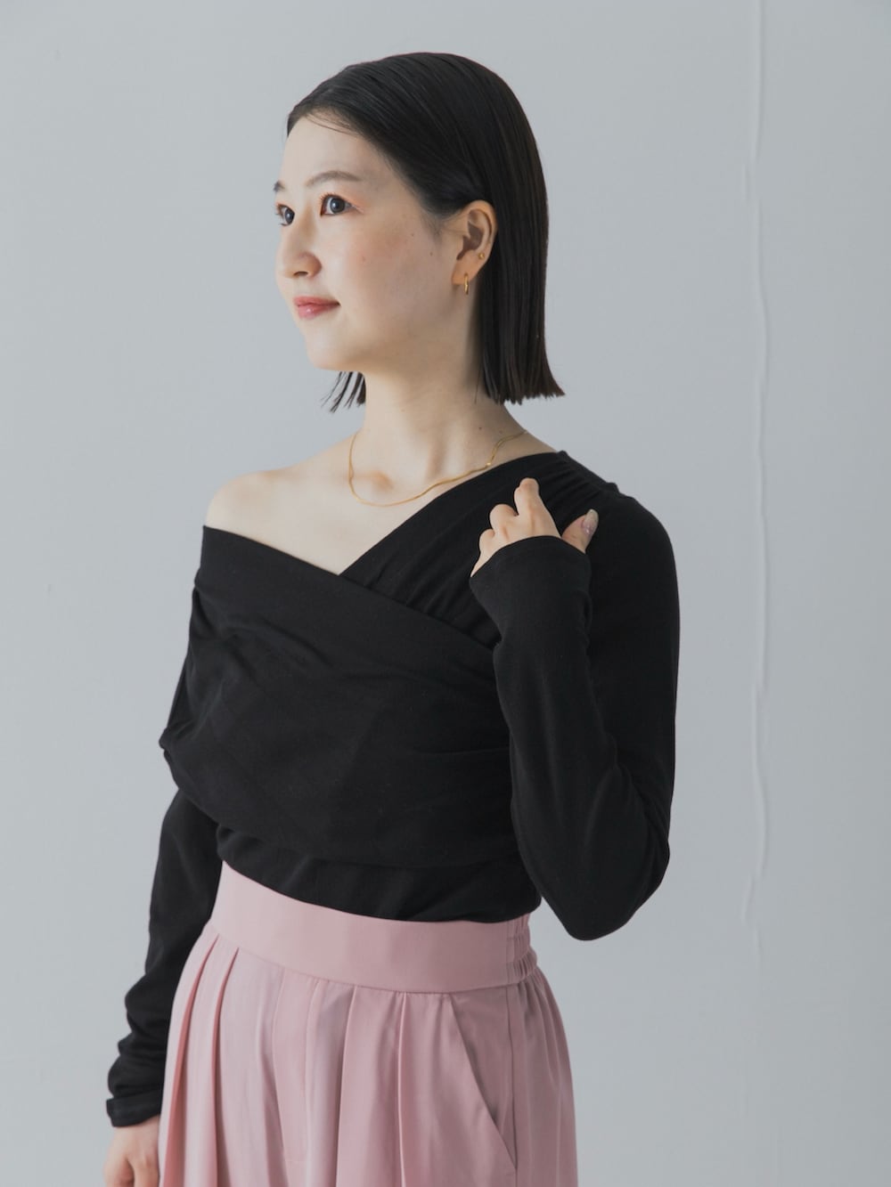 ブラック系のTシャツ/カットソー、ブラック系のサンダル、ブラック系のハンドバッグを着用したレディースの夏コーディネートの4枚目の写真