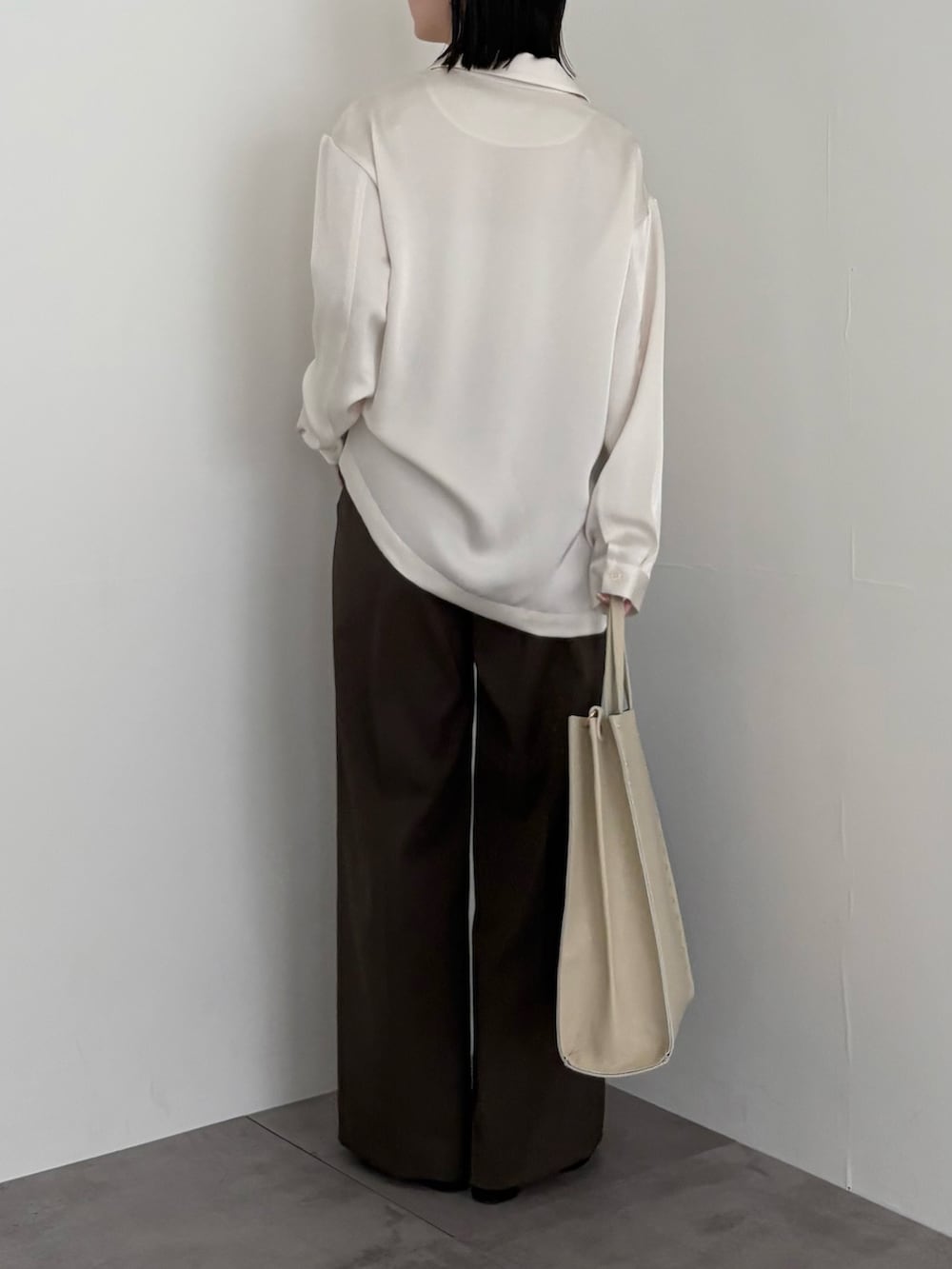 ホワイト系のシャツ/ブラウス、ブラウン系のその他パンツ、ブラック系のサンダルを着用したレディースの春コーディネートの3枚目の写真