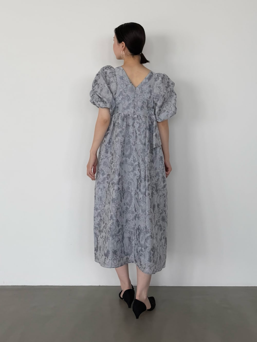 グレー系のワンピース、ブラック系のシューズ小物/雑貨を着用したレディースの冬コーディネートの4枚目の写真