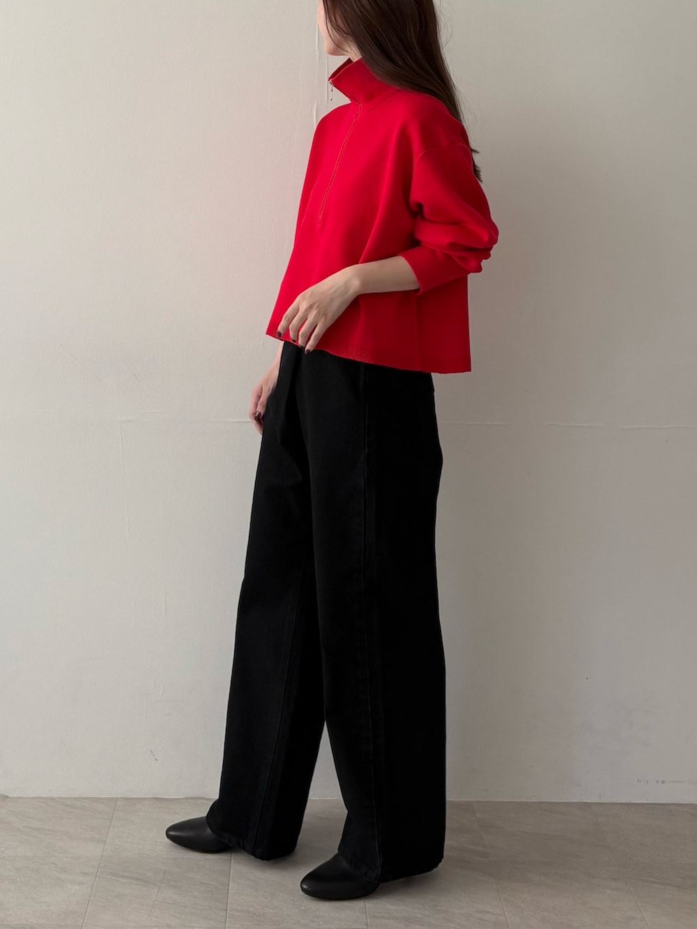 レッド系のニット/セーターを着用したレディースの秋コーディネートの4枚目の写真