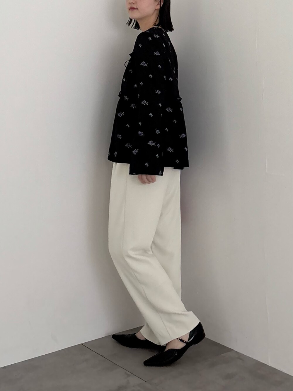 ブラック系のシャツ/ブラウス、ホワイト系のその他パンツを着用したレディースの冬コーディネートの4枚目の写真