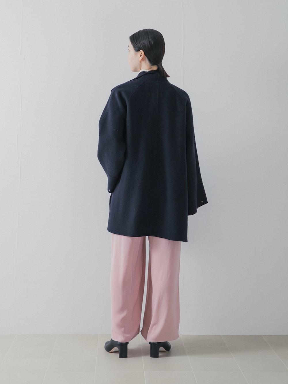 ピンク系のその他パンツ、ブラック系のブーツ、ブルー系のその他アウターを着用したレディースの秋コーディネートの4枚目の写真
