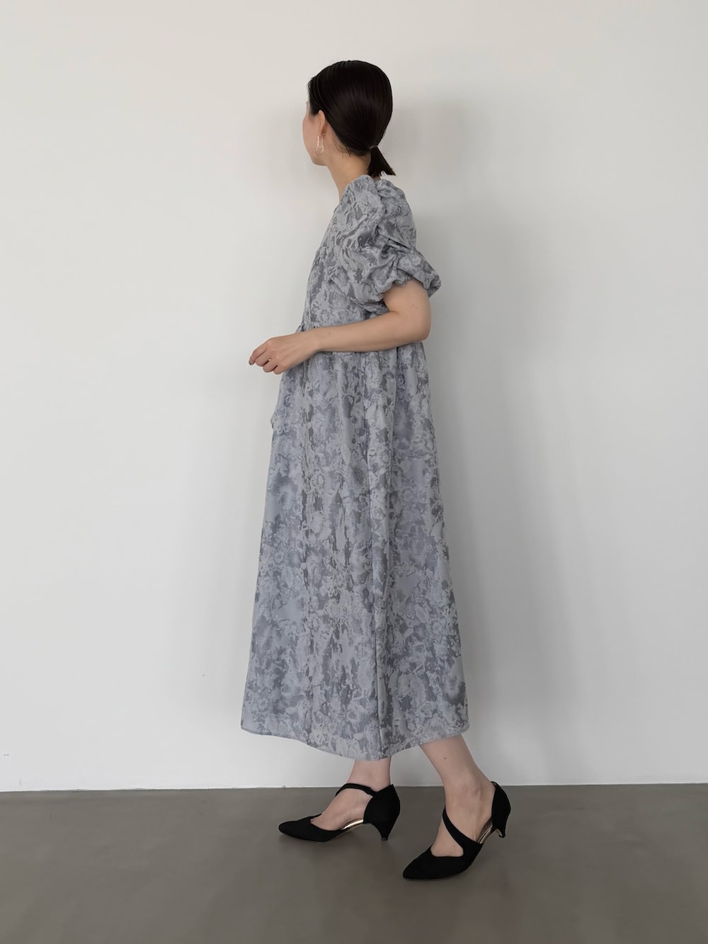 グレー系のワンピース、ブラック系のシューズ小物/雑貨を着用したレディースの冬コーディネートの3枚目の写真